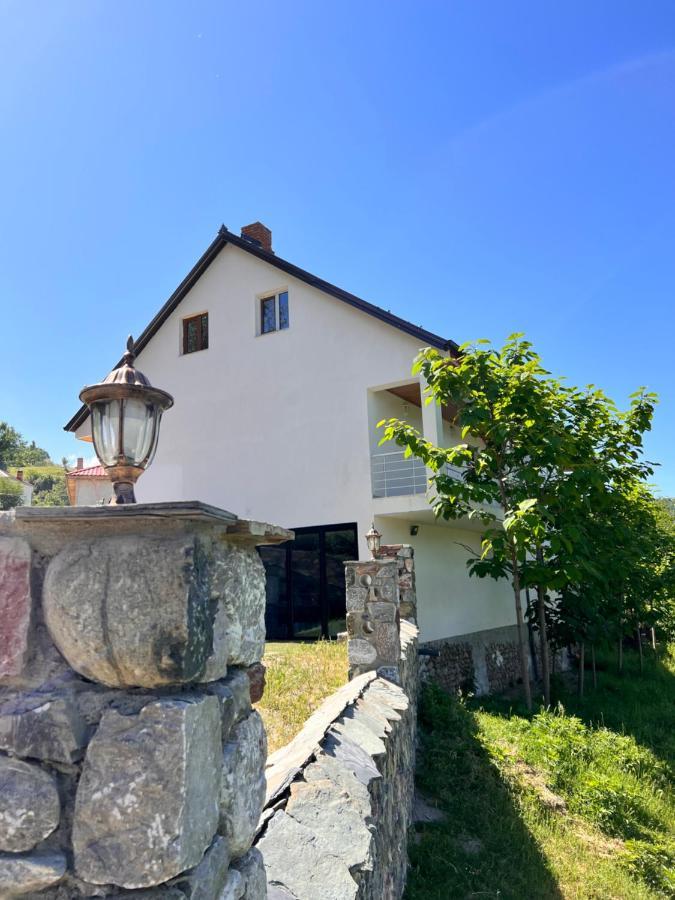Kukes Guesthouse Kevin מראה חיצוני תמונה