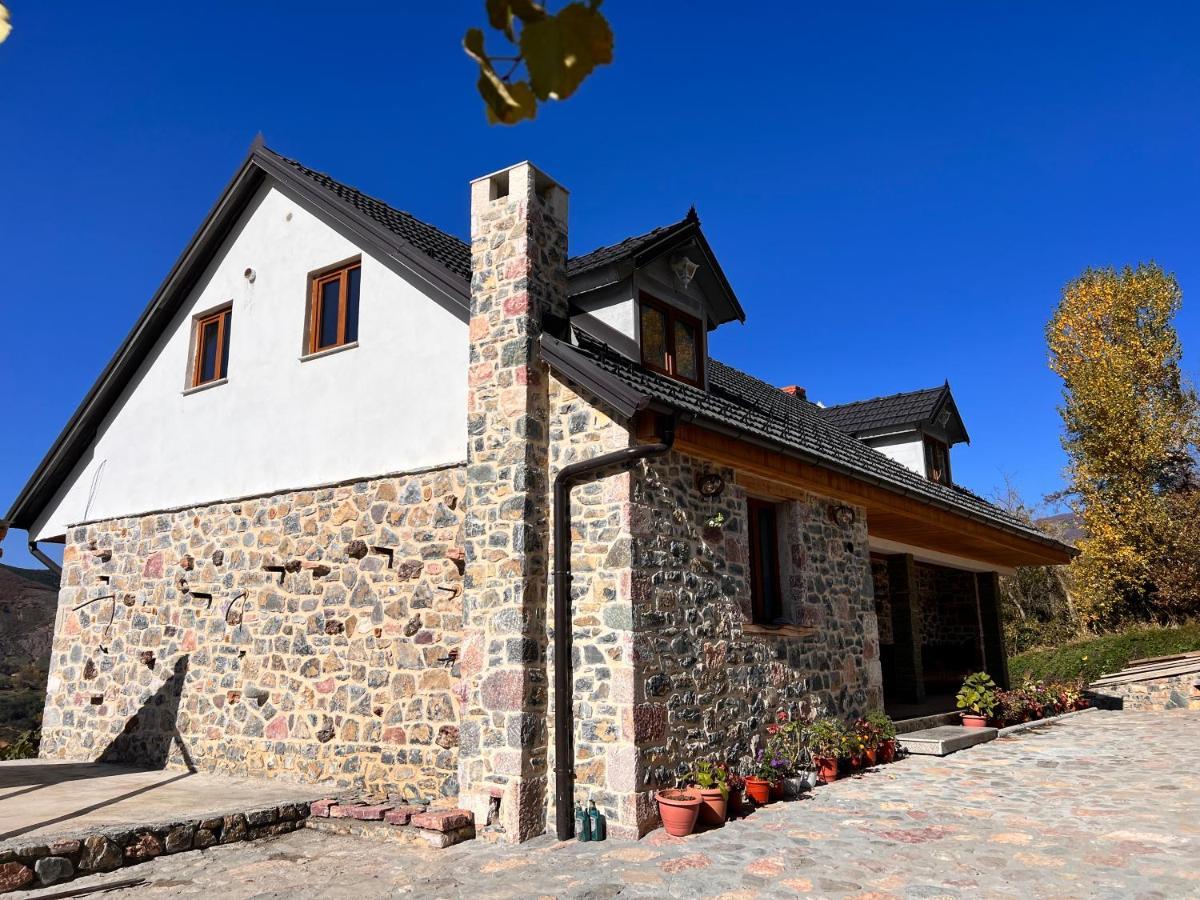 Kukes Guesthouse Kevin מראה חיצוני תמונה